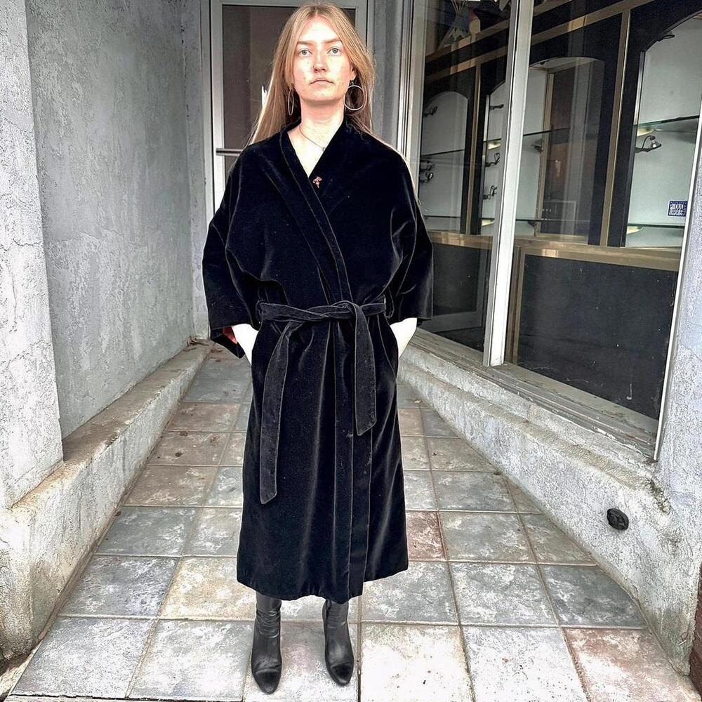 Vintage Countess Mara Black Velvet Smoking Jacket Robe | Red Satin Lining